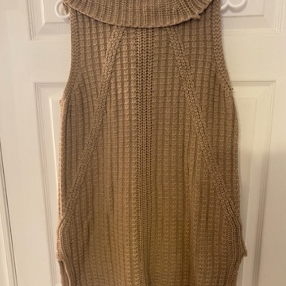 Banana Republic Sleeveless Sweater - Picture 4 of 5